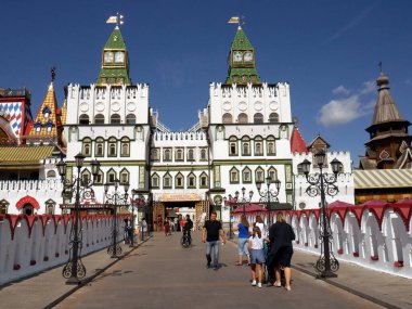 Izmailovsky Kremlin (İzmailovo 'da Kremlin) ve müze eski Rus mimarisini yansıttı. Moskova 'nın en büyük bit pazarı. Moskova, Rusya.