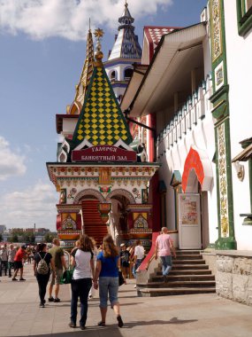 Izmailovsky Kremlin (İzmailovo 'da Kremlin) ve müze eski Rus mimarisini yansıttı. Moskova 'nın en büyük bit pazarı. Moskova, Rusya.