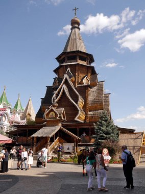Izmailovsky Kremlin 'deki Aziz Niklas Kilisesi (Kremlin İzmailovo' da). Geleneksel Rus ahşap mimarisi. Moskova, Rusya.