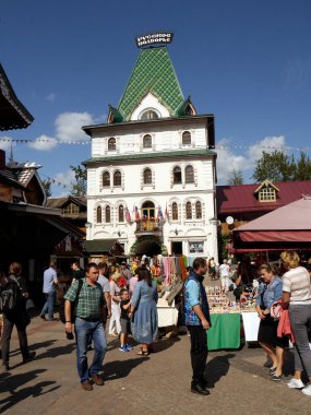 Izmailovsky Kremlin (İzmailovo 'da Kremlin) ve müze eski Rus mimarisini yansıttı. Moskova 'nın en büyük bit pazarı. Moskova, Rusya.