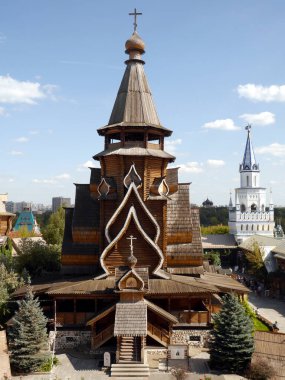 Izmailovsky Kremlin 'deki Aziz Niklas Kilisesi (Kremlin İzmailovo' da). Geleneksel Rus ahşap mimarisi. Moskova, Rusya.