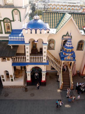 Izmailovsky Kremlin (İzmailovo 'da Kremlin) ve müze eski Rus mimarisini yansıttı. Moskova 'nın en büyük bit pazarı. Moskova, Rusya.