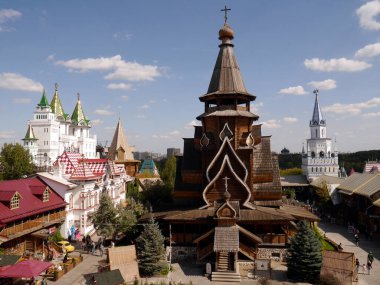 Izmailovsky Kremlin (İzmailovo 'da Kremlin) ve müze eski Rus mimarisini yansıttı. Moskova 'nın en büyük bit pazarı. Moskova, Rusya.