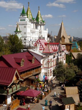 Izmailovsky Kremlin (İzmailovo 'da Kremlin) ve müze eski Rus mimarisini yansıttı. Moskova 'nın en büyük bit pazarı. Moskova, Rusya.