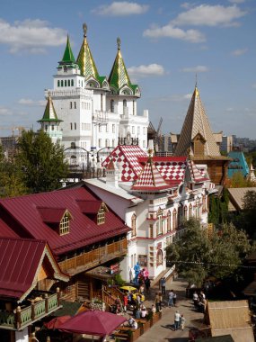 Izmailovsky Kremlin (İzmailovo 'da Kremlin) ve müze eski Rus mimarisini yansıttı. Moskova 'nın en büyük bit pazarı. Moskova, Rusya.