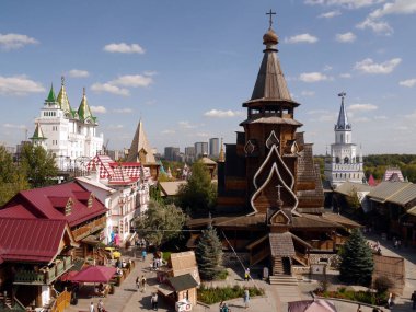 Izmailovsky Kremlin (İzmailovo 'da Kremlin) ve müze eski Rus mimarisini yansıttı. Moskova 'nın en büyük bit pazarı. Moskova, Rusya.
