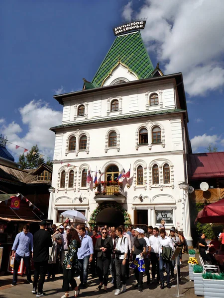 Izmailovsky Kremlin (İzmailovo 'da Kremlin) ve müze eski Rus mimarisini yansıttı. Moskova 'nın en büyük bit pazarı. Moskova, Rusya.