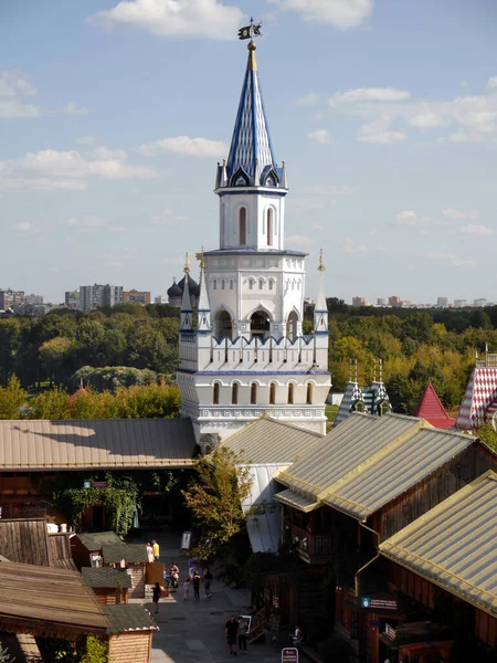 Izmailovsky Kremlin (İzmailovo 'da Kremlin) ve müze eski Rus mimarisini yansıttı. Moskova 'nın en büyük bit pazarı. Moskova, Rusya.
