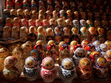 Matrioshka sırası. Oyuncak Bebek Arkaplanı. Izmailovsky Kremlin pazarı. Moskova, Rusya
