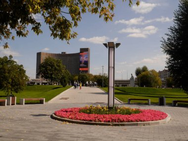 Moskova, Rusya - 08.24.2019: Kozmonotlar Parkı Moskova 'da güneşli bir yaz gününde.