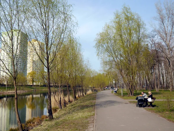 观赏公园 Peremoga 在春天的一天让人放松 乌克兰基辅 — 图库照片