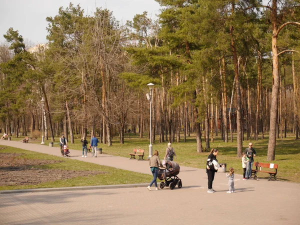 Вид Парк Перемога Расслабляющих Людей Весенний День Остров Украина — стоковое фото