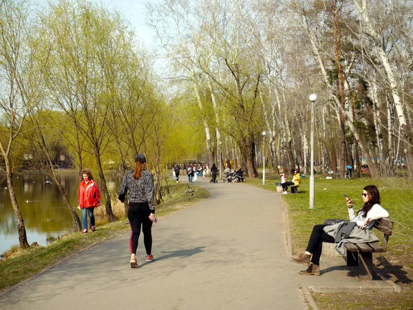 Pohled Park Peremoga Relaxaci Lidí Jaře Kyjev Ukrajina — Stock fotografie