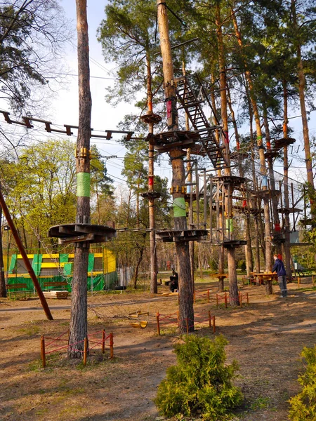 Atracciones Parque Peremoga Día Primavera Sky Park Parque Cuerdas Con — Foto de Stock