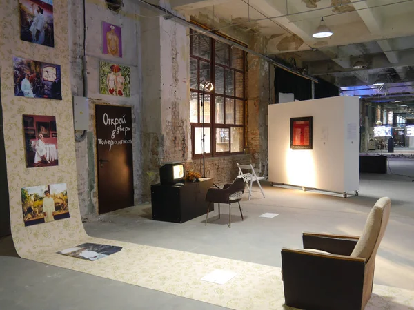 Kiev / Ukrayna - 26 Haziran 2018: Platform Sanat Fabrikası 'ndaki AKT' ye ücretsiz ziyaretler. Çağdaş sanat binası, ücretsiz sanat sergisini gösteriyor..