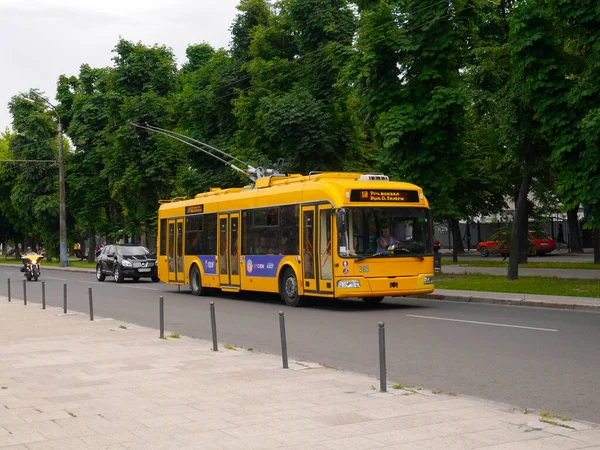 Cherkasy Ουκρανία 2019 Ένα Κίτρινο Τρόλεϊ Διασχίζει Κέντρο Της Cherkasy — Φωτογραφία Αρχείου