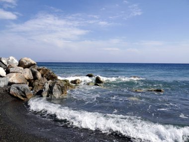 Perissa yakınlarında taşlı deniz manzarası. Santorini Adası, Yunanistan.