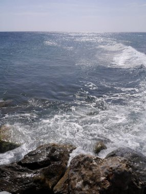 Perissa yakınlarında taşlı deniz manzarası. Santorini Adası, Yunanistan.