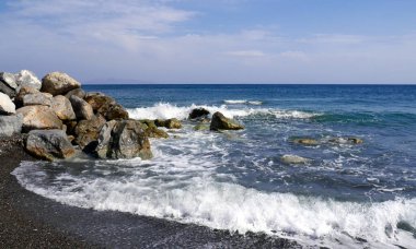 Perissa yakınlarında taşlı deniz manzarası. Santorini Adası, Yunanistan.