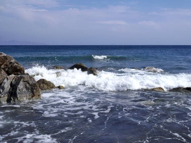 Perissa yakınlarında taşlı deniz manzarası. Santorini Adası, Yunanistan.