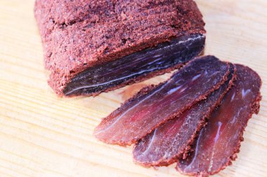 Tahta bir yiyecekte kurutulmuş et.