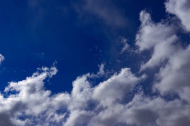 Küçük bulutlu mavi gökyüzü arkaplanı. panorama