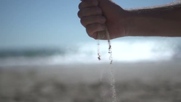 Närbild skott på nära man hand på stranden, hålla stranden sand och öppna långsamt — Stockvideo