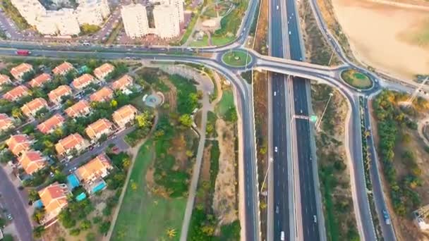 Vista aérea acima de Netivot. Cidade no Distrito Sul de Israel localizada entre Berseba e Faixa de Gaza. casas de renas e estrada de alta estrada — Vídeo de Stock