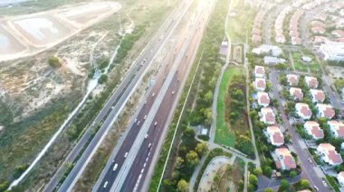 Netivot 'un üstündeki hava manzarası. İsrail 'in güney bölgesinde, Birüssebi ve Gazze Şeridi arasında yer alan bir şehir. resindetal evler ve yüksek yol 
