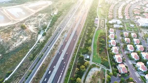Vista aérea acima de Netivot. Cidade no Distrito Sul de Israel localizada entre Berseba e Faixa de Gaza. casas de renas e estrada de alta estrada — Vídeo de Stock