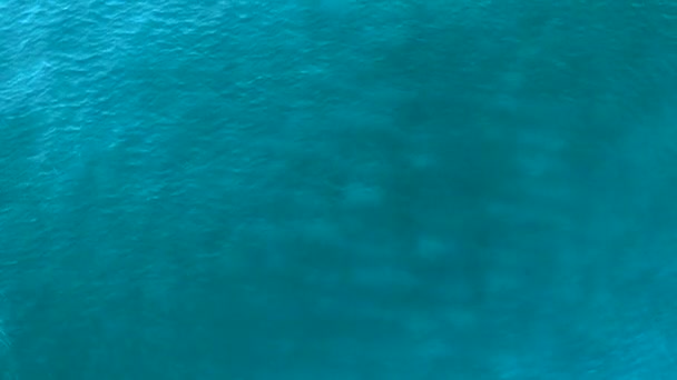 Aérienne Sur La Surface D'eau De L'océan Calme Avec Des Ondulations De La Mer Bleue Et Des Ondes Mouvement Lent Avec Rayon De Lumière Du Soleil Réflexion Rayon De Soleil 
