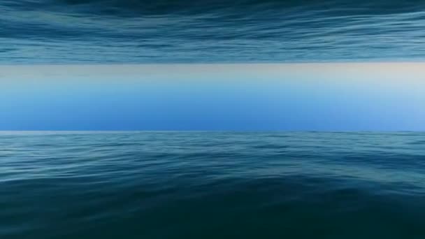 Voler à basse altitude au-dessus de la surface de l'eau de l'océan avec des ondulations et des vagues de mer bleue. Horizon vue sans fin — Video