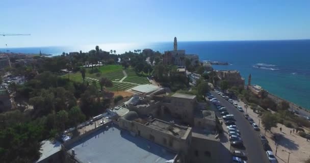 ジャファのサンピエトロ教会からテルアビブのビーチまで飛ぶ — ストック動画