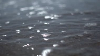 Bulanık plaj suyu, yakın çekim, soyut alçak açı okyanus manzarası.