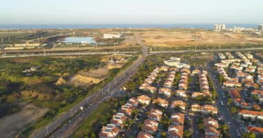 Netivot 'un üstündeki hava manzarası. İsrail 'in güney bölgesinde, Birüssebi ve Gazze Şeridi arasında yer alan bir şehir. resindetal evler ve yüksek yol 