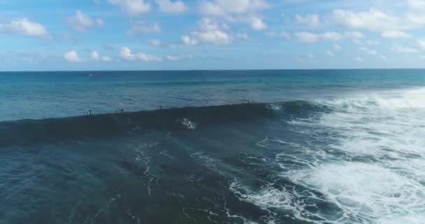 Surfeur Suivi aérien sur surfeur masculin qualifié chevauchant une énorme vague par une journée bleue claire à l'océan attraper des vagues — Video