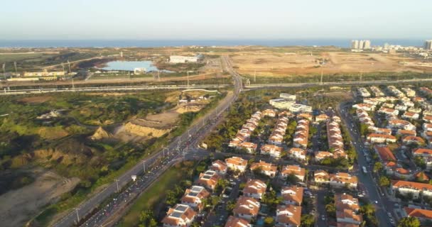 Luftaufnahme über Netivot. Eine Stadt im südlichen Bezirk Israels, gelegen zwischen Beerscheba und dem Gazastreifen. Resindetal Häuser und Autobahn Straße — Stockvideo
