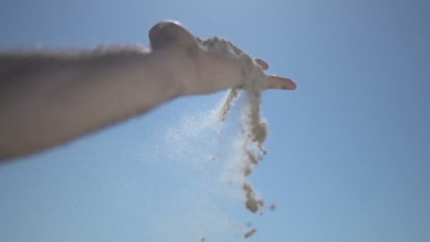 Close up tiro na mão homem próximo na praia, segurando areia da praia e abra lentamente — Vídeo de Stock