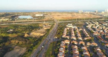 Netivot 'un üstündeki hava manzarası. İsrail 'in güney bölgesinde, Birüssebi ve Gazze Şeridi arasında yer alan bir şehir. resindetal evler ve yüksek yol 