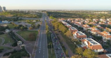 Netivot 'un üstündeki hava manzarası. İsrail 'in güney bölgesinde, Birüssebi ve Gazze Şeridi arasında yer alan bir şehir. resindetal evler ve yüksek yol 