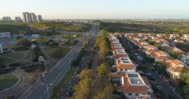 Netivot 'un üstündeki hava manzarası. İsrail 'in güney bölgesinde, Birüssebi ve Gazze Şeridi arasında yer alan bir şehir. resindetal evler ve yüksek yol 