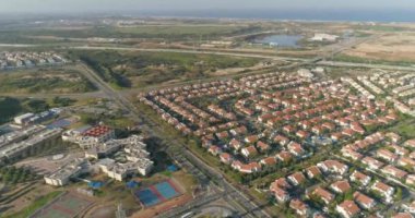 Netivot 'un üstündeki hava manzarası. İsrail 'in güney bölgesinde, Birüssebi ve Gazze Şeridi arasında yer alan bir şehir. resindetal evler ve yüksek yol 