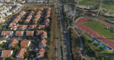 Netivot 'un üstündeki hava manzarası. İsrail 'in güney bölgesinde, Birüssebi ve Gazze Şeridi arasında yer alan bir şehir. resindetal evler ve yüksek yol 