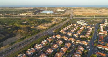 Netivot 'un üstündeki hava manzarası. İsrail 'in güney bölgesinde, Birüssebi ve Gazze Şeridi arasında yer alan bir şehir. resindetal evler ve yüksek yol 