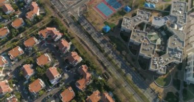 Netivot 'un üstündeki hava manzarası. İsrail 'in güney bölgesinde, Birüssebi ve Gazze Şeridi arasında yer alan bir şehir. resindetal evler ve yüksek yol 