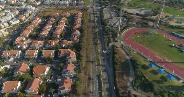 Vista aerea sopra Netivot. Una città nel distretto meridionale di Israele situata tra Beersheba e Gaza. case resindetal e strada statale — Video Stock