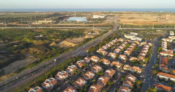 Vista aerea sopra Netivot. Una città nel distretto meridionale di Israele situata tra Beersheba e Gaza. case resindetal e strada statale — Video Stock