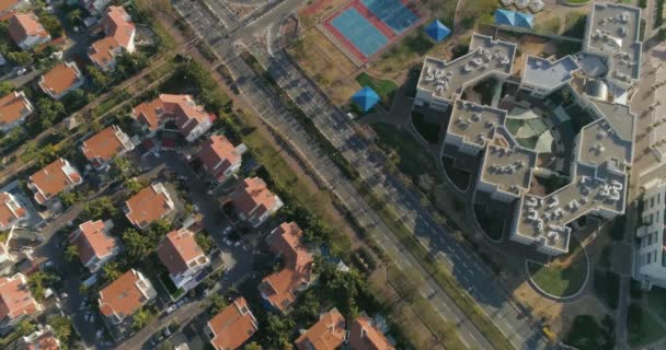 Luchtfoto boven Netivot. Een stad in het zuidelijk district van Israël gelegen tussen Beersheba en Gaza. rendierhuizen en autoweg — Stockvideo