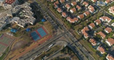 Netivot 'un üstündeki hava manzarası. İsrail 'in güney bölgesinde, Birüssebi ve Gazze Şeridi arasında yer alan bir şehir. resindetal evler ve yüksek yol 