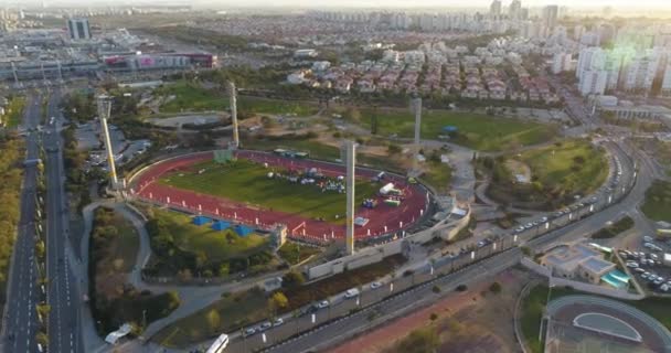 Atletizm pisti stadyumunun üstünde hava aracı atışı. Olimpiyatlara katılan yarışmacılar ve antrenmanlar. — Stok video